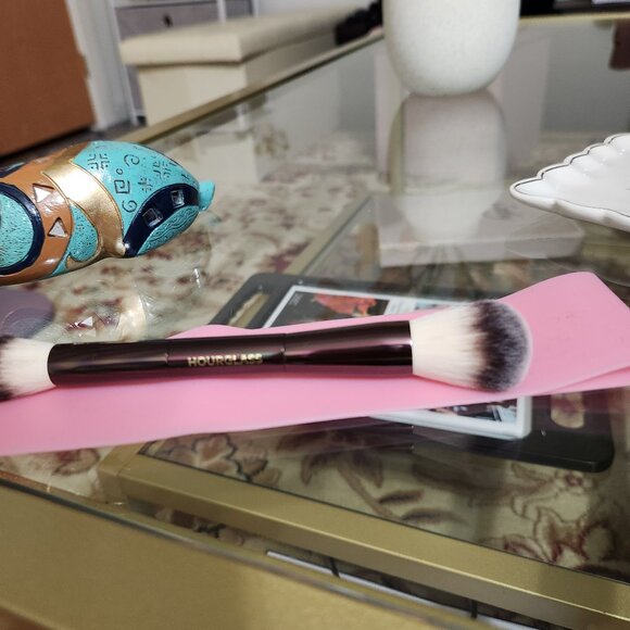 Hourglass  Ambient® Lighting Edit Dual Ended Brush - Picture 7 of 10